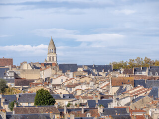 Fototapeta na wymiar Vue sur les toits d'une grande ville en France - Vue sur Poitiers dans la Vienne