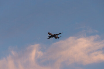 Fototapeta na wymiar 夕方の空に飛んでいる自衛隊の飛行機