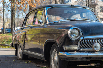 Obraz na płótnie Canvas Parked retro car close-up, right side view, blurred background