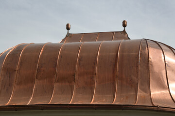 Weil  das langlebige Kupferblech weich und somit leicht verformbar ist, ist es viele Dachformen...
