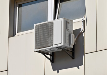 Fototapeta na wymiar Air conditioner system on wall
