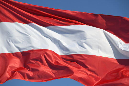 Die rot, weiß, rote Österreichische Nationalfahne gewellt im Wind.
