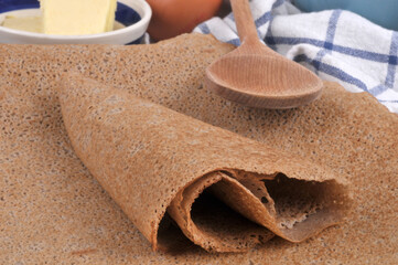 Galettes de sarrasin en gros plan avec une cuillère en bois