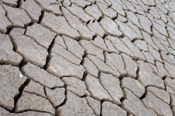Vista abstracta y agrietada del barro seco