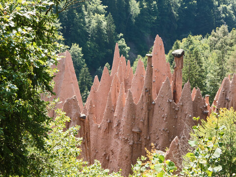 die durch Erosion entstandenen Erdpyramiden am Berg Ritten in S&uuml;dtirol in Italien