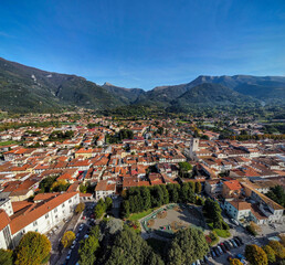 Fototapeta na wymiar Camaiore, Toscana: vista aerea del centro città, sullo sfondo le Alpi Apuane meridionali con il monte Matanna e monte Prana
