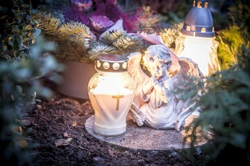 Grabschmuck mit Engel und Grablichtern