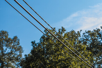 Diagonale Stromleitungen