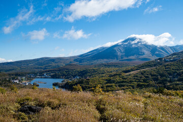 秋の白樺湖と蓼科山　ビーナスライン　白樺湖展望台（長野県）