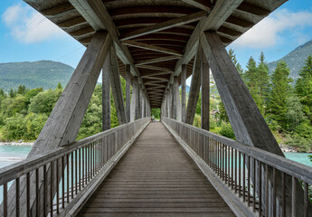 Fototapeta na wymiar Holzbrücke am Fluss Lech in Tirol, Österreich
