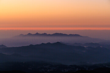 美しい秋の志賀高原の夜明け