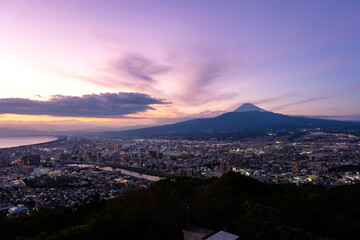 静岡県沼津市 香貫山公園からの富士山と夕暮れの街並み