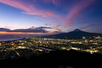 Fototapeta premium 静岡県沼津市 香貫山公園からの富士山と夕暮れの街並み