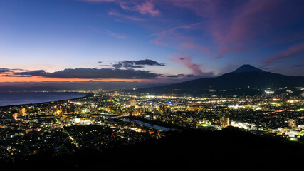 Fototapeta premium 静岡県沼津市 香貫山公園からの富士山と夕暮れの街並み