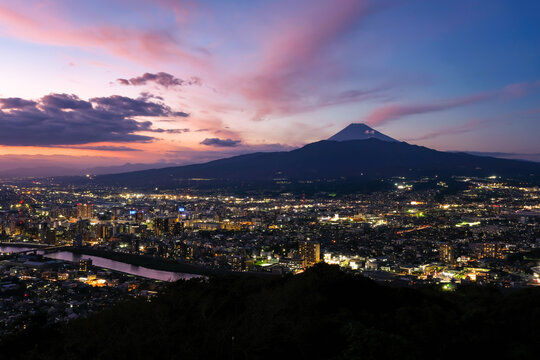 静岡県沼津市 香貫山公園からの富士山と夕暮れの街並み