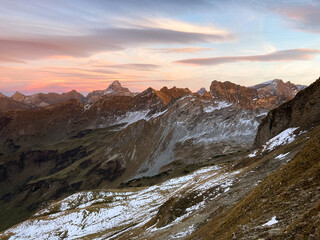 couché de soleil spectaculaire en montagne