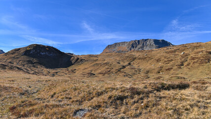 Paesaggio in alta montagna, in ottobre, con erba rossa e rocce