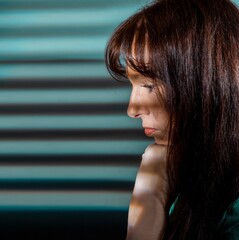 Nachdenklichen Frau Portrait mit Gesichtsschatten