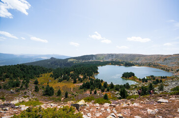 Fototapeta na wymiar Paisaje montañoso con lago.