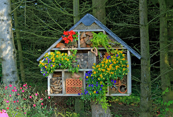 Insektenhotel mit bunten Sommerblumen