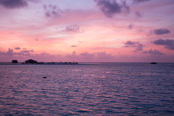 Naklejka premium Atardecer en la playa paradisiaca soleada, agua cristalina