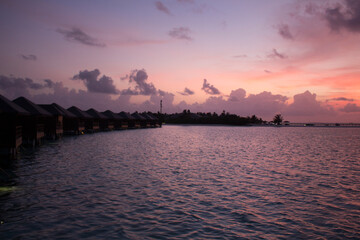 Naklejka premium Atardecer en la playa paradisiaca soleada, agua cristalina