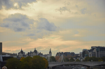 Some photos taken during a walk in London on a cloudy afternoon around the beautiful Saint Paul cathedral and the London Bridge.