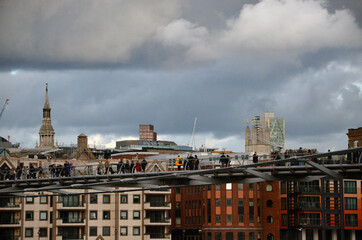 Some photos taken during a walk in London on a cloudy afternoon around the beautiful Saint Paul cathedral and the London Bridge.