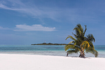 Playa paradisiaca soleada, agua cristalina y cielo azul, isla al fondo