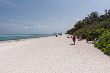 Paseo, Playa paradisiaca soleada, agua cristalina, palmeras verdes y cielo azul