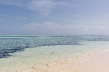 Fototapeta na wymiar Playa paradisiaca soleada, agua cristalina y cielo azul