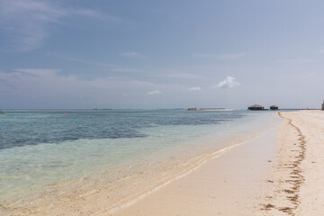 Fototapeta na wymiar Playa paradisiaca soleada, agua cristalina y cielo azul