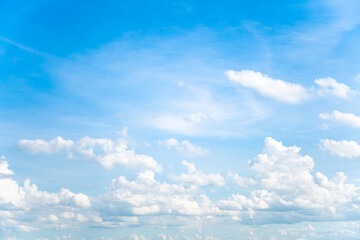 Obraz premium Beautiful group of cloud in the blue sky during the day. Cloudy and blue sky background.