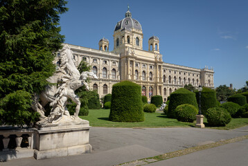Obraz premium Maria-Theresien-Platz with the Palace Museum of Natural History in the background, Vienna, Austria