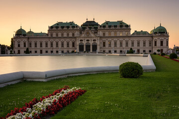 Plakat Famous Belvedere castle (Schloss Belvedere) surrounded by flowering gardens and a lake, Vienna, Austria