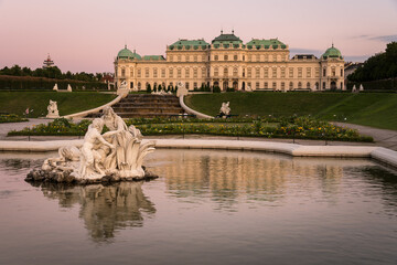 Fototapeta premium Famous Belvedere castle (Schloss Belvedere) surrounded by gardens with fountains and classic statues, Vienna, Austria