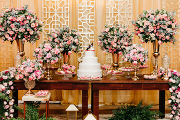 Fototapeta na wymiar wedding decoration - wedding table with cake, sweets and flowers