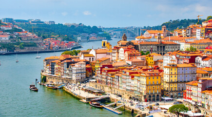 Fototapeta na wymiar Porto am Rio Douro, Küstenstadt im Nordwesten Portugals, prächtigen Brücken, Portwein, Altstadt mittelalterlichen Viertel Ribeira, Flussufer, Nordufer des Douro, Atlantik, Weltkulturerbe der UNESCO,