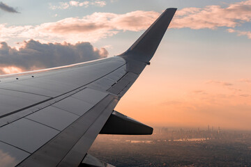 Vista de ala Boeing 737 con la ciudad de New York de fondo, NYC. Despegue desde Aeropuerto John F. Kennedy. - obrazy, fototapety, plakaty