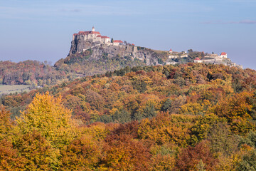 Fototapeta na wymiar The Riegersburg castle in Austria during colorful autumn