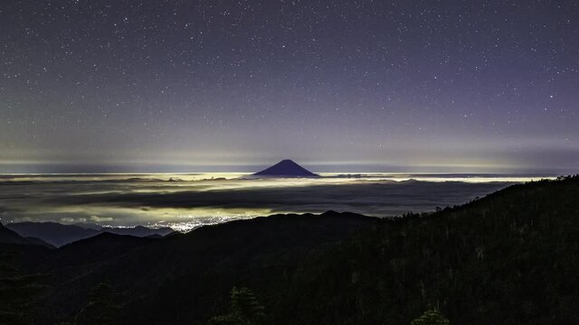 深夜の雲海に浮か富士山