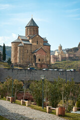 Obraz premium Assumption Church or Metekhi Temple. Historical religious building in Tbilisi