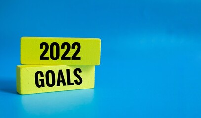 '2022 goals' text on yellow wooden blocks.