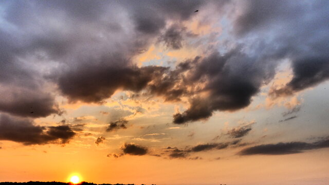 zach&oacute;d nad woda