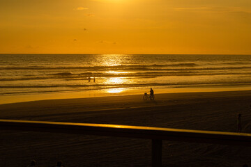 Un paseo en bici a la orilla del mar