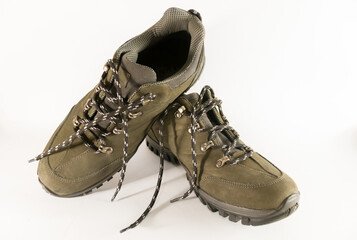 Zapatillas deportivas nuevas para hombre para hacer deportes al aire libre, fuertes, resistentes, zapatos de trekking color verde musgo, colores otoñales sobre fondo blanco