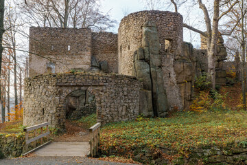 Ruiny zamku w lesie jesień 4 - obrazy, fototapety, plakaty