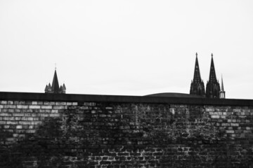 Abstraktes Panorama aus Köln am Rhein mit Kölner Dom und der Kirche Groß Sankt Martin in einer...