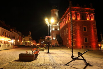 Sandomierz. Nocny widok na ratusz. Night view of the town hall. - obrazy, fototapety, plakaty