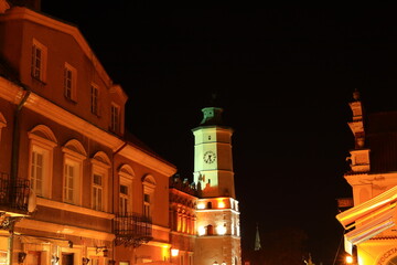 Sandomierz. Nocny widok na wieżę zegarową, ratusz.